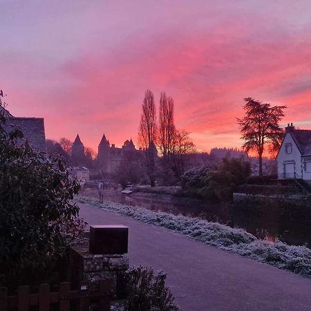 Gite Maisonnette- Et A Cote Coule Une Riviere Josselin Exterior foto