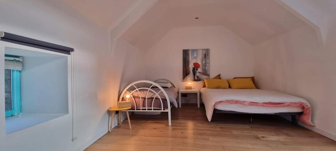 Gite Maisonnette- Et A Cote Coule Une Riviere Josselin Exterior foto