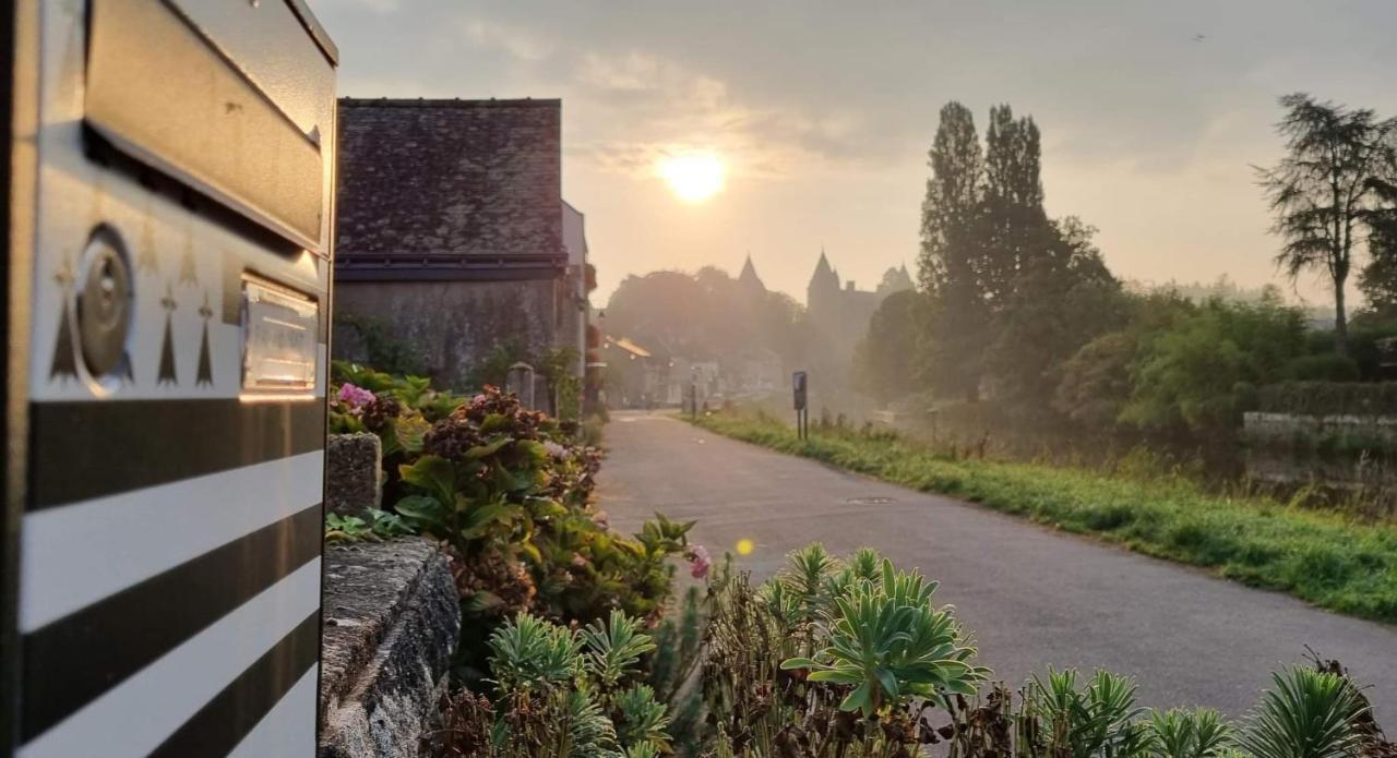Gite Maisonnette- Et A Cote Coule Une Riviere Josselin Exterior foto