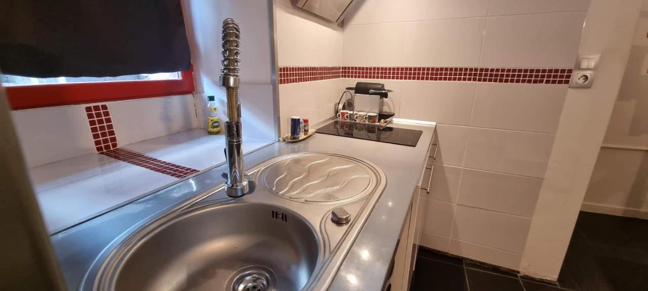 Gite Maisonnette- Et A Cote Coule Une Riviere Josselin Exterior foto