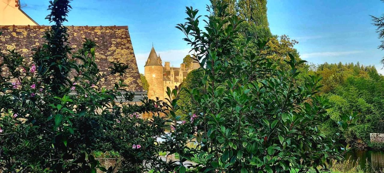 Gite Maisonnette- Et A Cote Coule Une Riviere Josselin Exterior foto