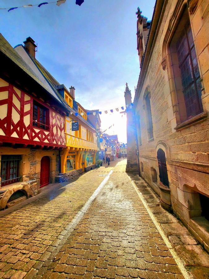 Gite Maisonnette- Et A Cote Coule Une Riviere Josselin Exterior foto