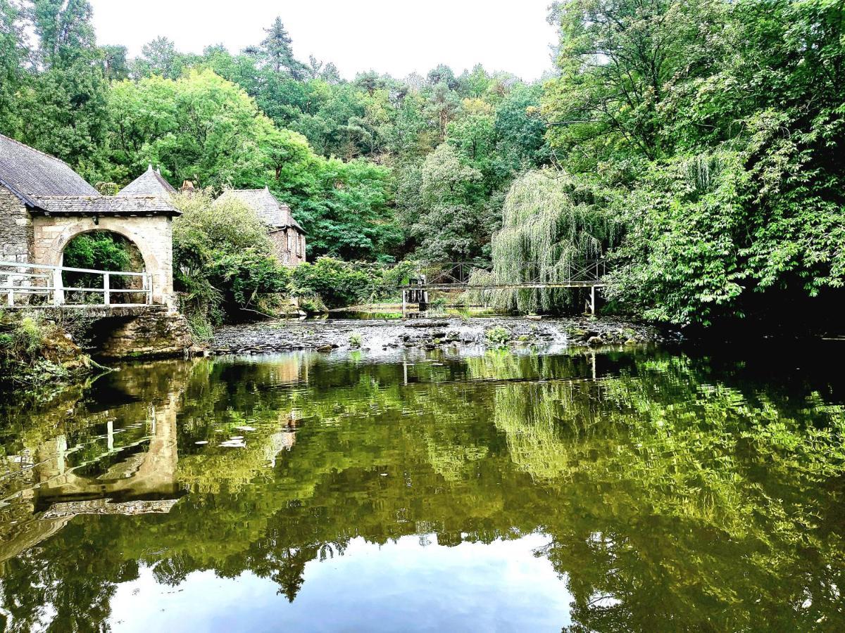 Gite Maisonnette- Et A Cote Coule Une Riviere Josselin Exterior foto