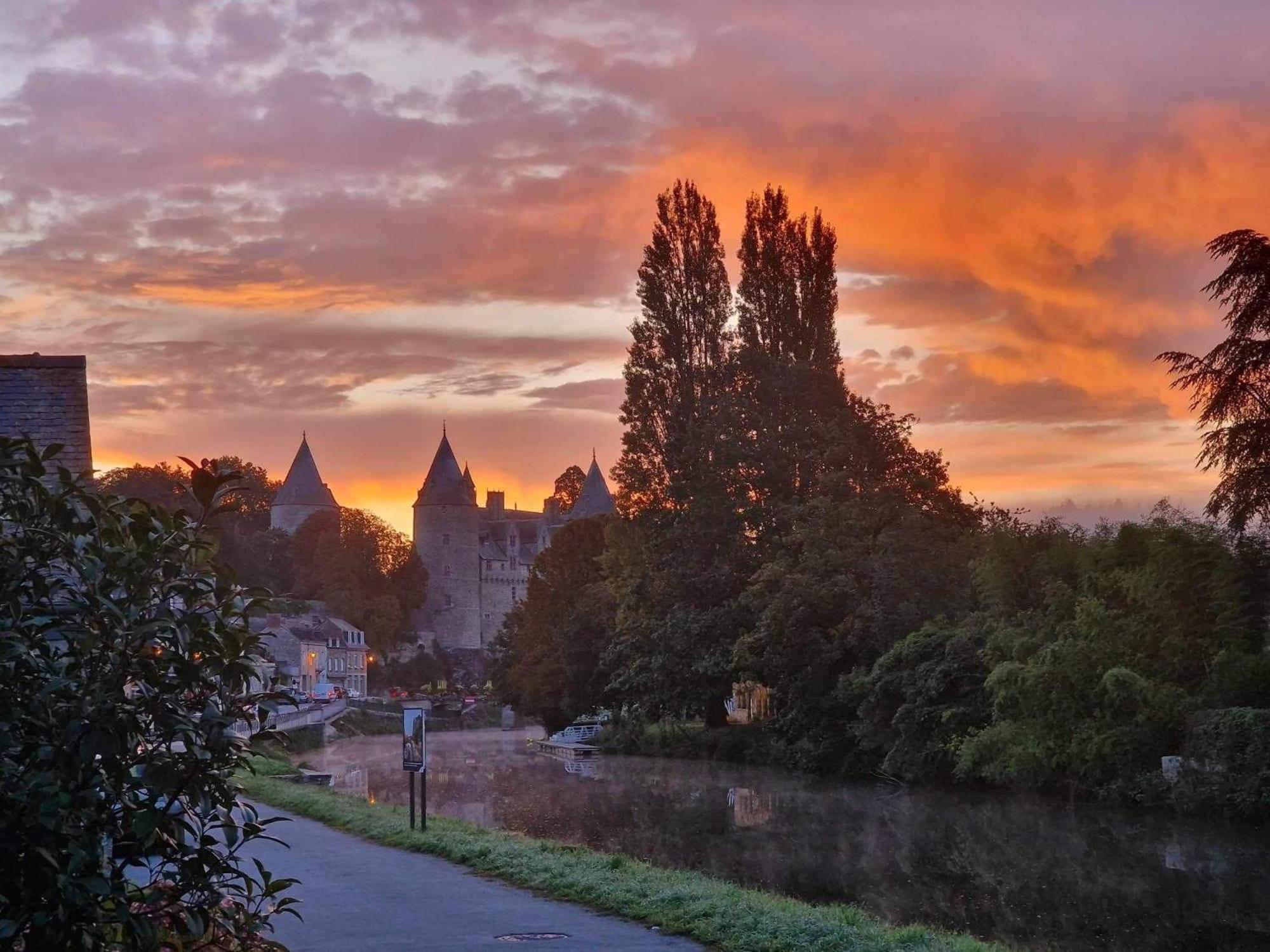 Gite Maisonnette- Et A Cote Coule Une Riviere Josselin Exterior foto